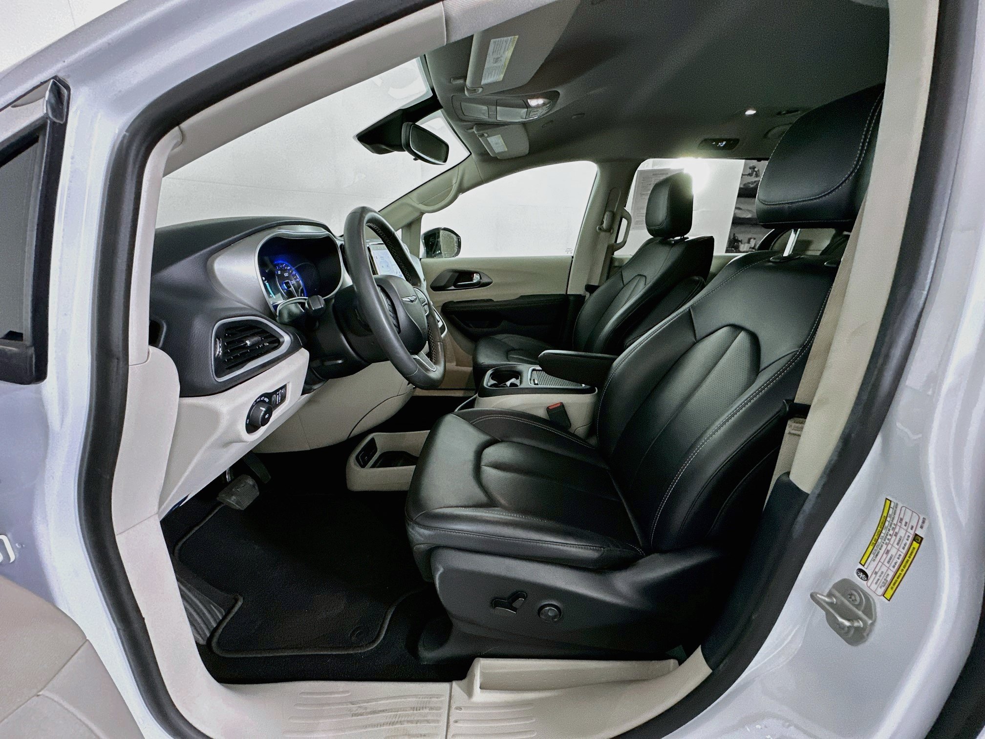 Used 2024 Chrysler Pacifica Touring-L FWD image 13