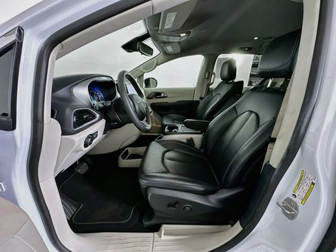 Used 2024 Chrysler Pacifica Touring-L FWD image 13