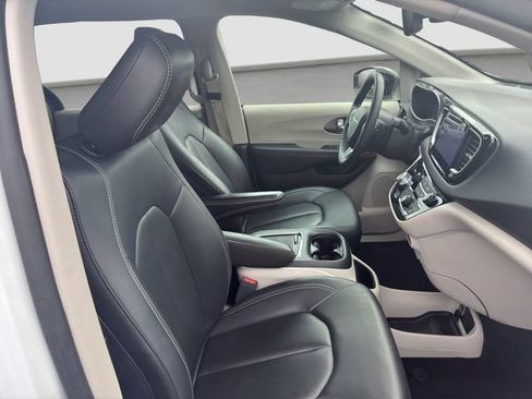 Used 2024 Chrysler Pacifica Touring-L FWD image 9
