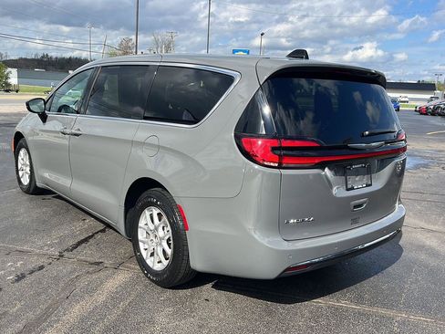 Used 2025 Chrysler Pacifica Select image 4