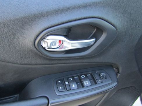 Used 2019 Jeep Cherokee Trailhawk image 20