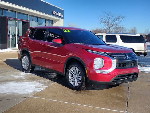 Used 2022 Mitsubishi Outlander ES image 3