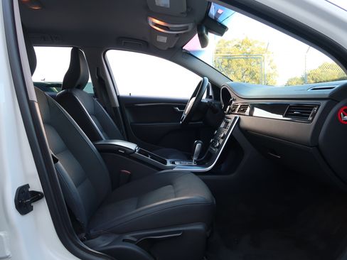 Used 2011 Volvo XC70 3.2 image 27