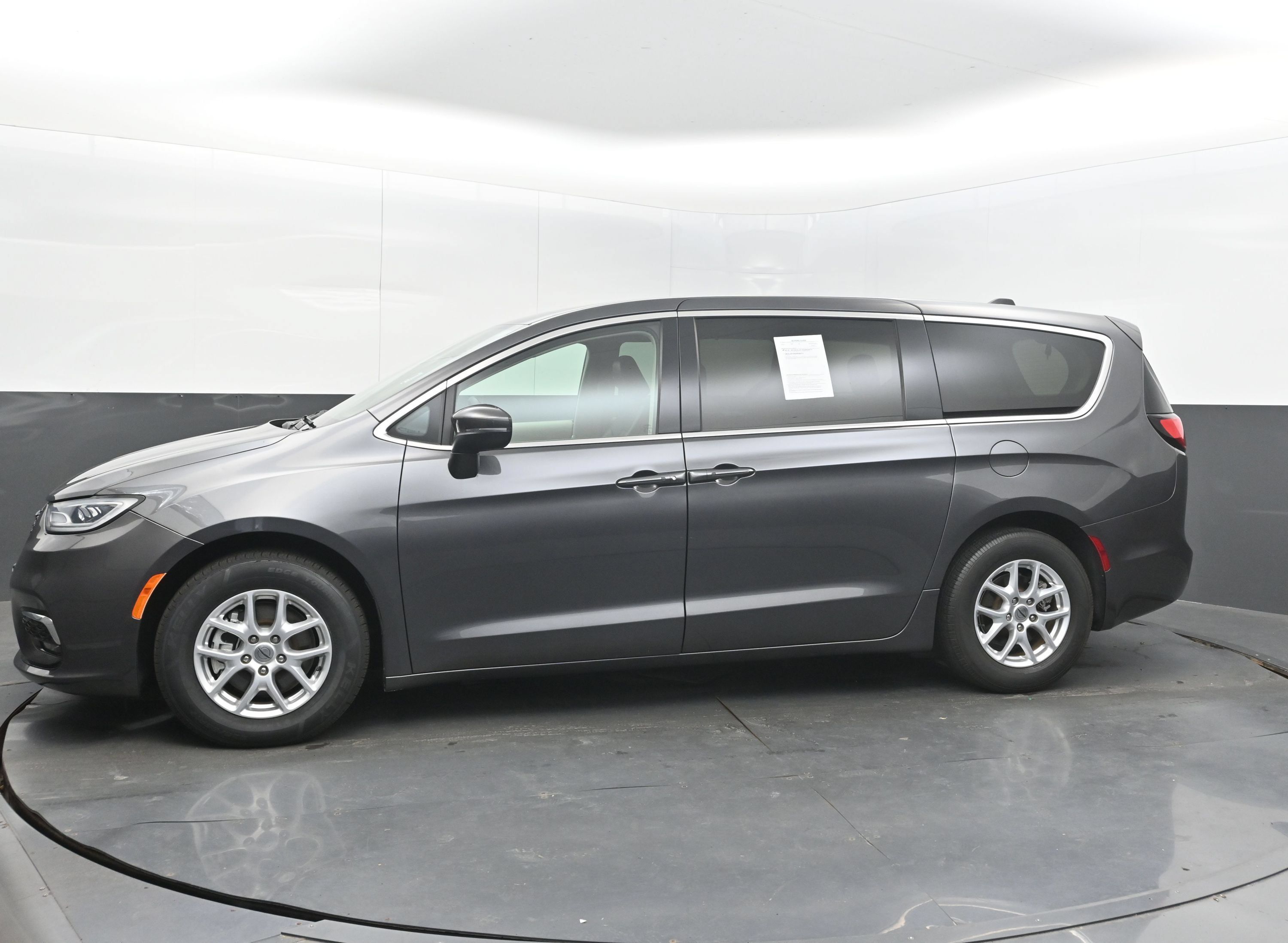 Used 2023 Chrysler Pacifica Touring-L FWD image 5