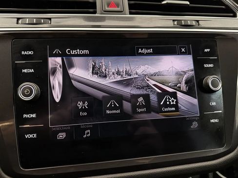 Used 2020 Volkswagen Tiguan SE w/ Panoramic Sunroof Package AWD/4WD image 28