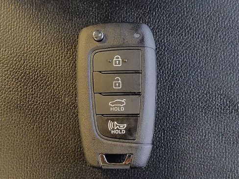 Used 2025 Hyundai Elantra SE image 32