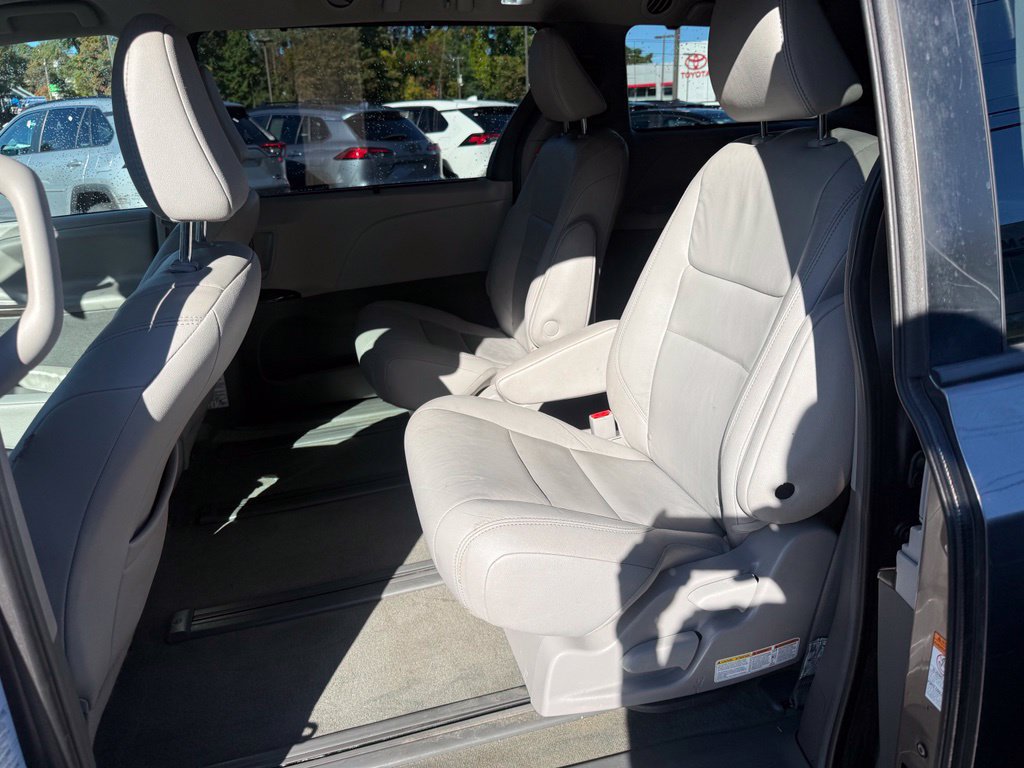 Used 2018 Toyota Sienna XLE w/ XLE Navigation Package AWD/4WD image 15