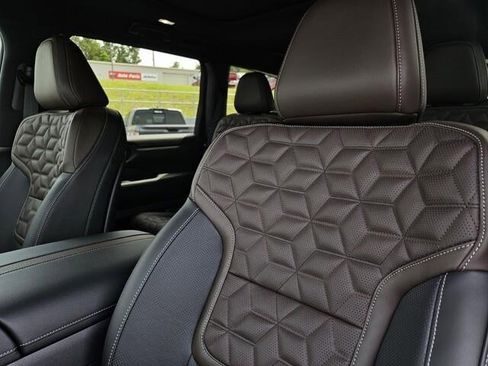 New 2025 Nissan Armada Platinum image 11