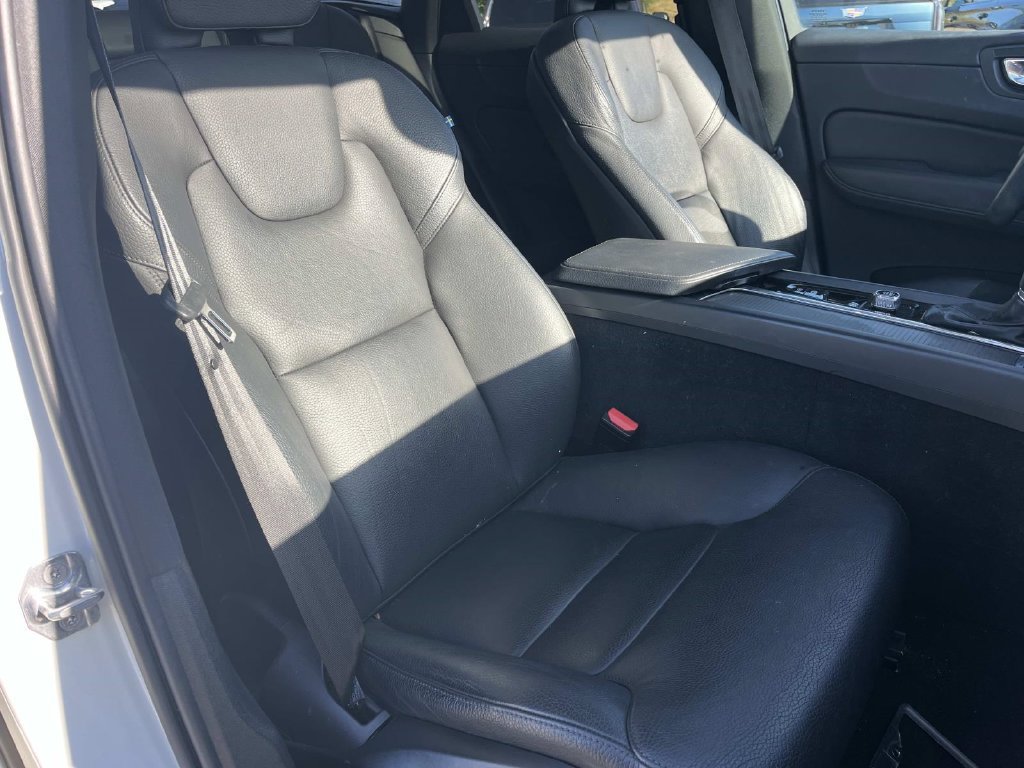 Used 2020 Volvo XC60 T5 Momentum FWD image 27