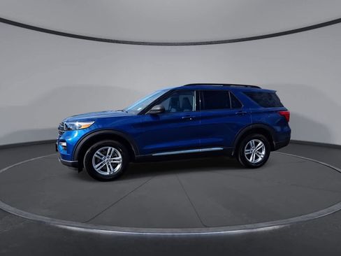 Used 2022 Ford Explorer XLT w/ Equipment Group 202A image 4