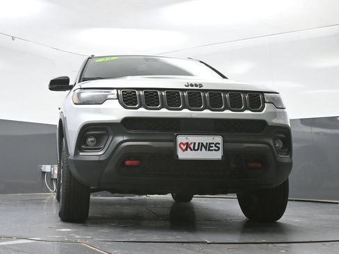 Used 2025 Jeep Compass Trailhawk AWD/4WD image 54