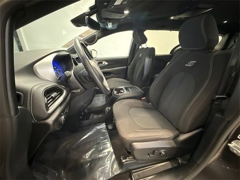 Used 2021 Chrysler Pacifica Touring w/ Cold Weather Group image 9