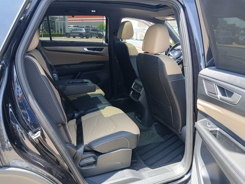 Used 2025 Volkswagen Atlas Cross Sport SE w/ Panoramic Sunroof Package FWD image 34