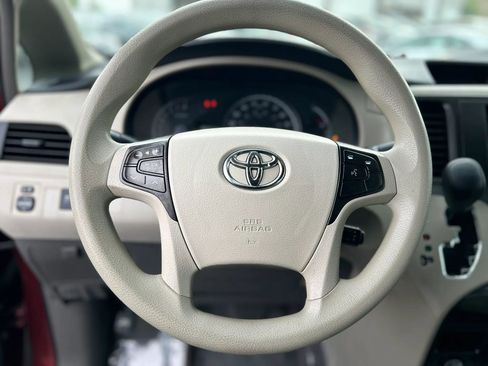 Used 2014 Toyota Sienna L image 25