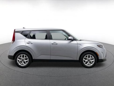 Used 2025 Kia Soul LX w/ LX Technology Package FWD image 10