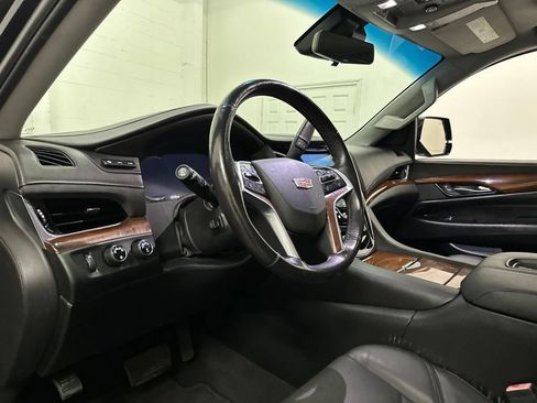 Used 2019 Cadillac Escalade ESV Luxury AWD/4WD image 30