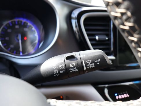 Used 2024 Chrysler Pacifica Touring-L FWD image 17