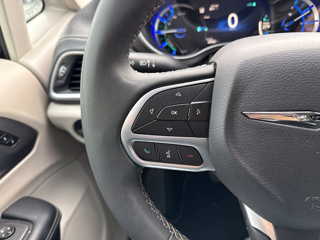 Used 2023 Chrysler Pacifica Touring-L FWD image 19