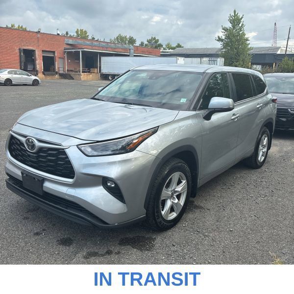 Used 2023 Toyota Highlander LE AWD/4WD image 1