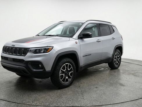 Used 2025 Jeep Compass Trailhawk AWD/4WD image 3