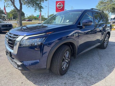 Certified 2024 Nissan Pathfinder SV FWD image 3