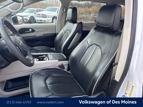 Used 2024 Chrysler Pacifica Limited image 11