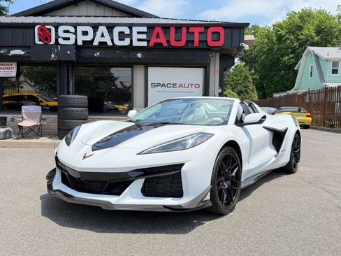 Used 2023 Chevrolet Corvette Z06 w/ Z07 Performance Package RWD image 2