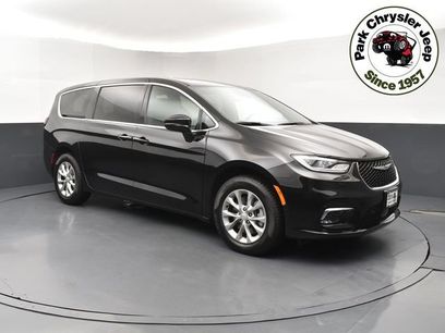 Used 2025 Chrysler Pacifica Select