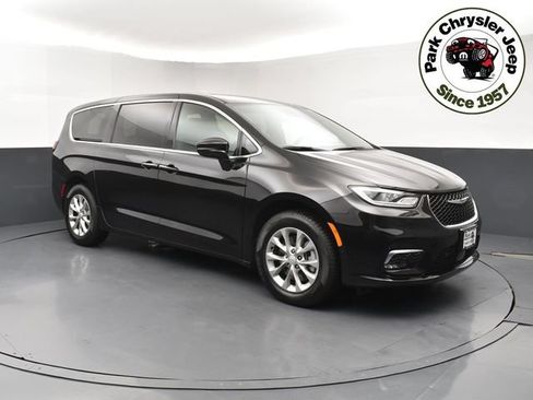 Used 2025 Chrysler Pacifica Select AWD/4WD image 1