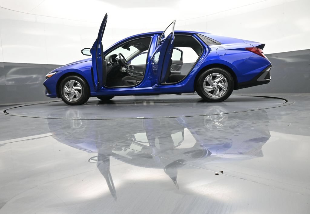 Certified 2025 Hyundai Elantra SE w/ Cargo Package FWD image 48