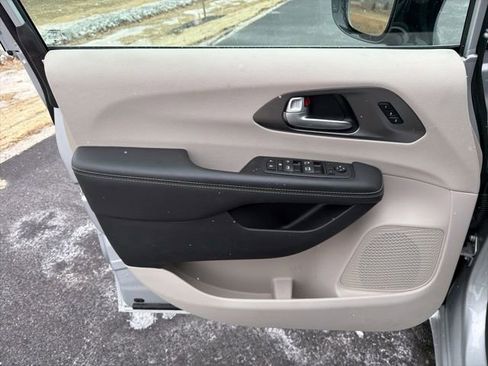 Used 2024 Chrysler Pacifica Touring-L image 20