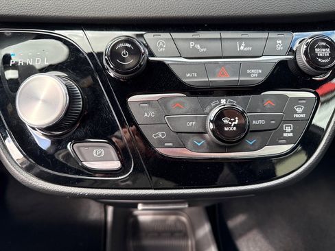 Used 2025 Chrysler Pacifica Select image 21