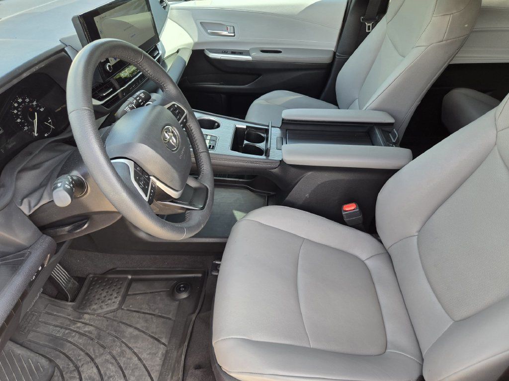 Used 2026 Toyota Sienna XLE FWD image 12