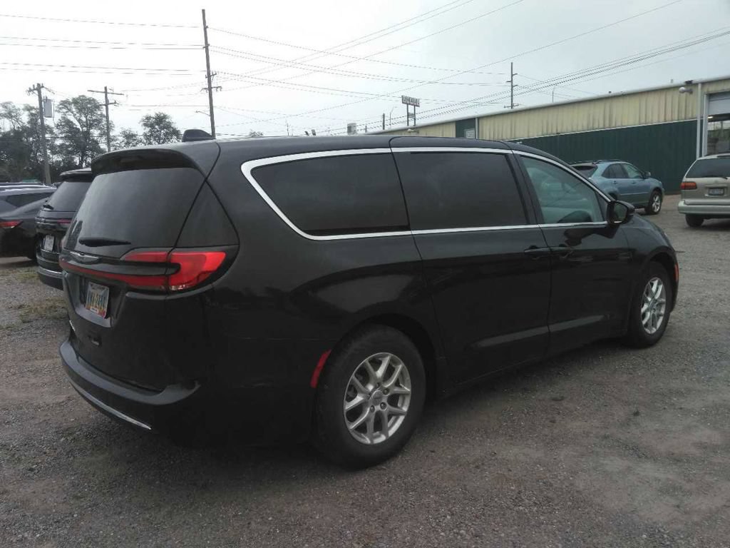 Used 2023 Chrysler Pacifica Touring-L FWD image 9