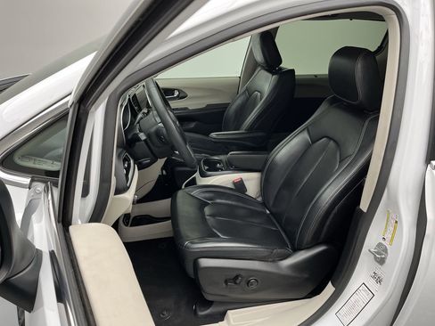 Used 2023 Chrysler Pacifica Touring-L image 8