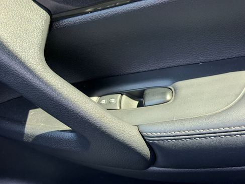 Used 2018 Nissan Rogue S FWD image 16