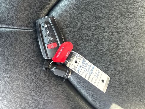 Used 2023 Toyota Highlander XLE image 29