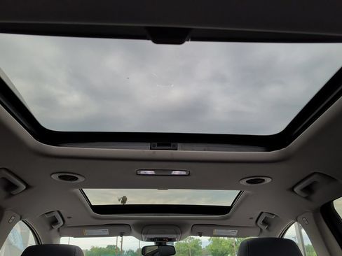 Used 2021 Buick Enclave Essence w/ Sound and Sites Package AWD/4WD image 18