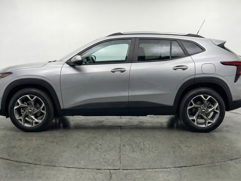Used 2025 Chevrolet Trax LT FWD image 5