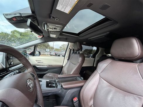 Used 2021 Toyota Sienna Platinum image 12