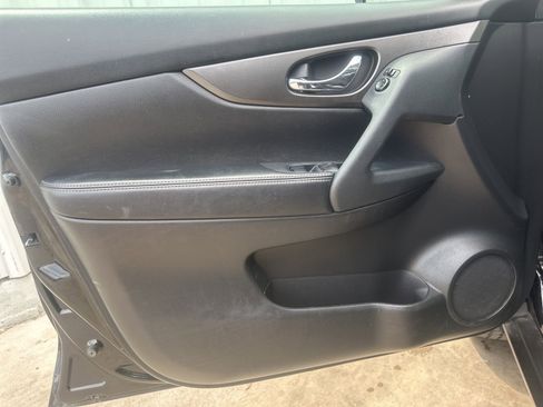 Used 2015 Nissan Rogue SV w/ SV Premium Package image 12