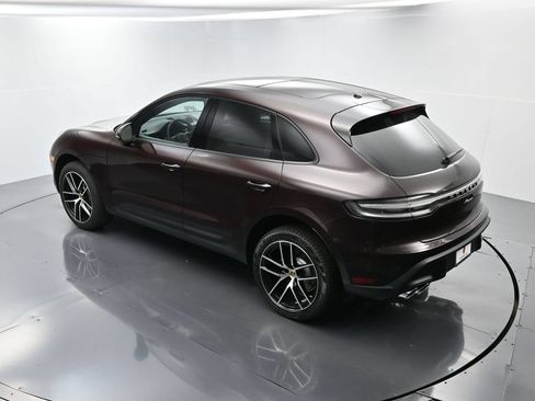 Certified 2025 Porsche Macan AWD/4WD image 32
