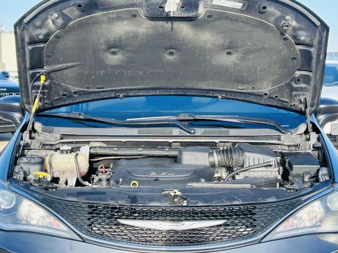 Used 2020 Chrysler Pacifica Touring w/ Cold Weather Group image 41