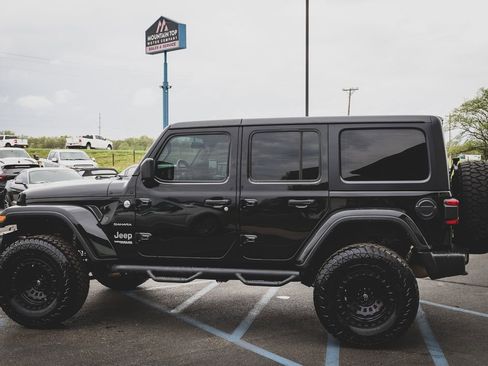 Used 2018 Jeep Wrangler Unlimited Sahara image 6