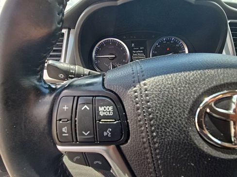 Used 2019 Toyota Highlander XLE AWD/4WD image 18