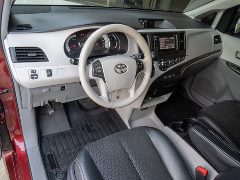 Used 2014 Toyota Sienna SE FWD image 9
