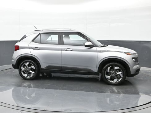 Used 2024 Hyundai Venue SEL image 9