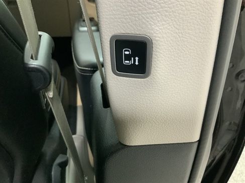 Used 2024 Chrysler Pacifica Touring-L FWD image 19