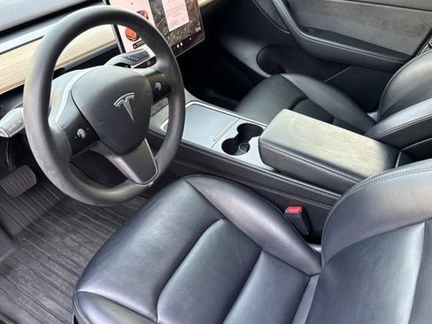 Used 2021 Tesla Model Y Long Range image 9