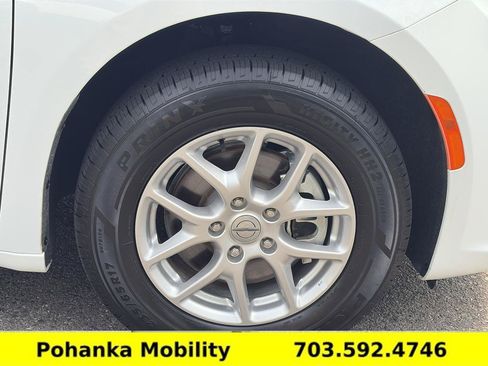 Used 2024 Chrysler Pacifica Touring-L FWD image 32
